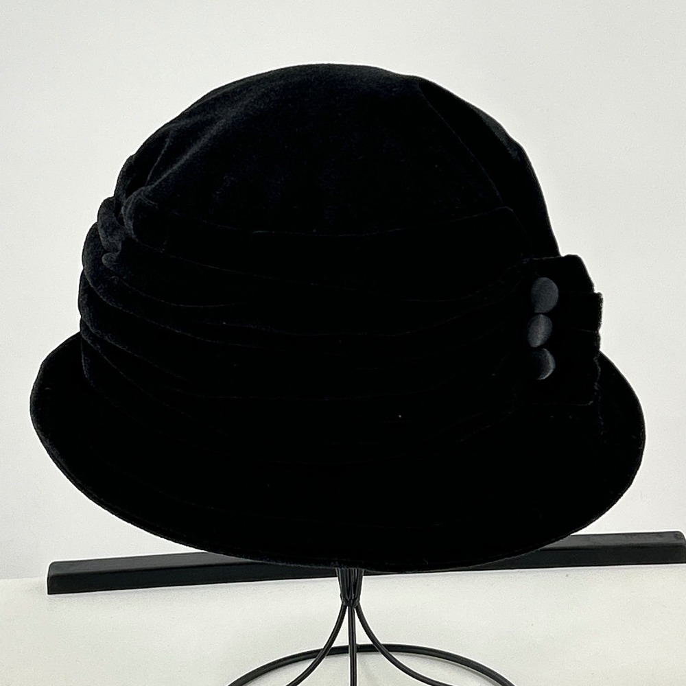 Betmar New York Black Velvet Ruched Cloche Hat with‎ Button Detail X5828